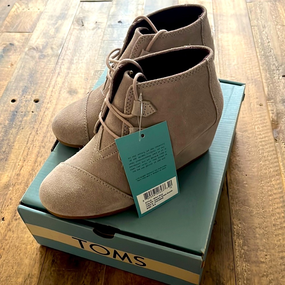 NWT TOMS Kala wedge booties!